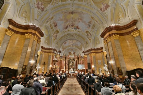 Püspöki szentmisékre várják a híveket Mindenszentek Ünnepén és Halottak Napján